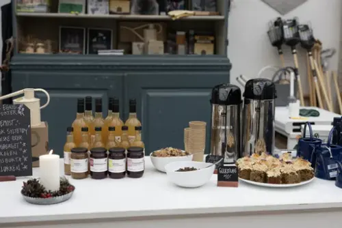 Varer i gårdsbutikken på Gartneriet. 