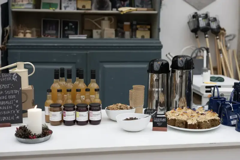 Varer i gårdsbutikken på Gartneriet. 