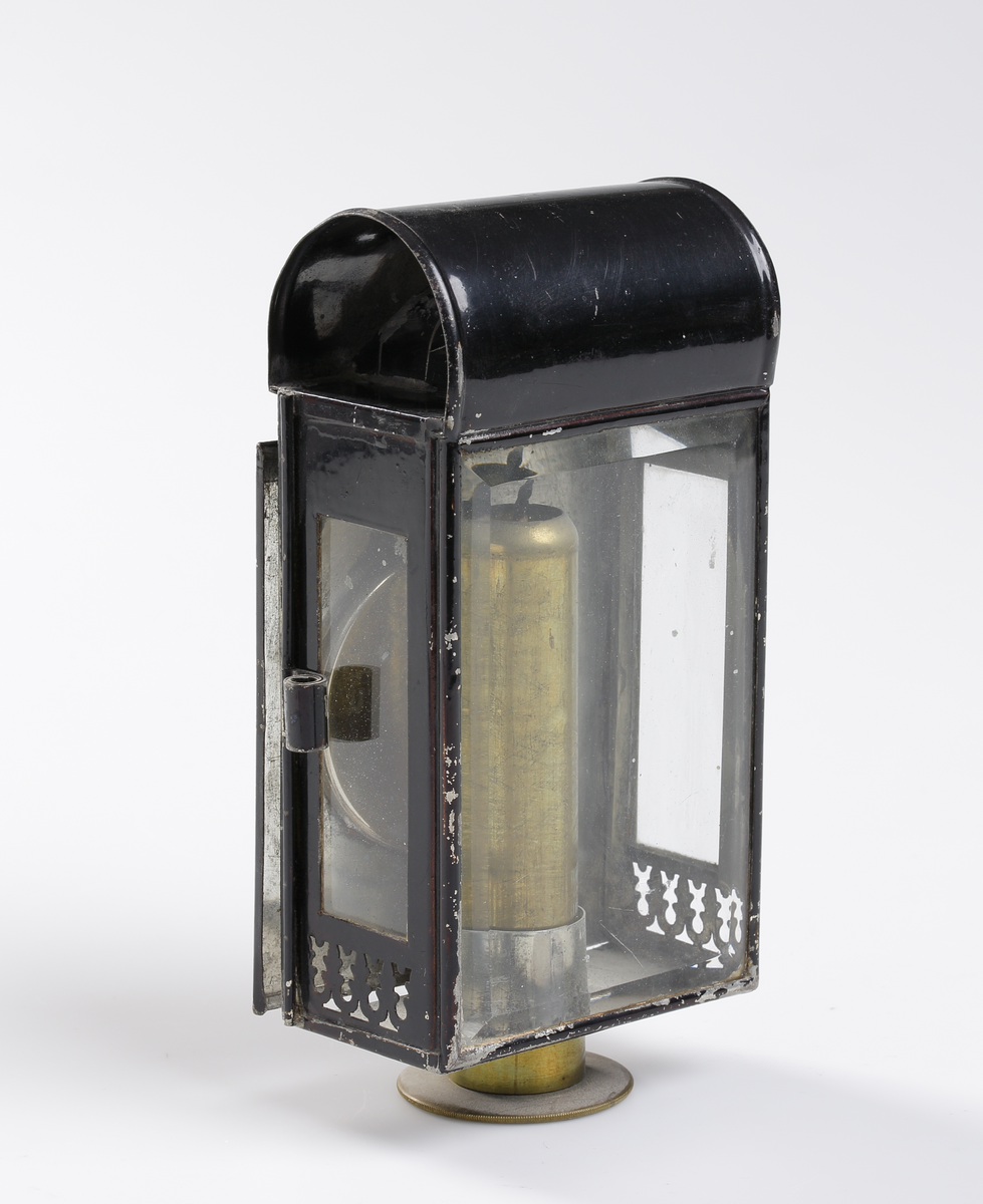 Lykta av svartlackerad bleckplåt med glas åt tre sidor (det främre slipat) och rökfång ovanpå. På insidan en rund, konkav och blank metallplatta för att reflektera ljuset, Ljushållaren avsedd för stearinljus. En mässingscylinder varit ljuset isättes underifrån, pressas upp av en spiral som sitter fäst vid cylinderns skruvbara botten.

Inskrivet i huvudkatalog 1939.