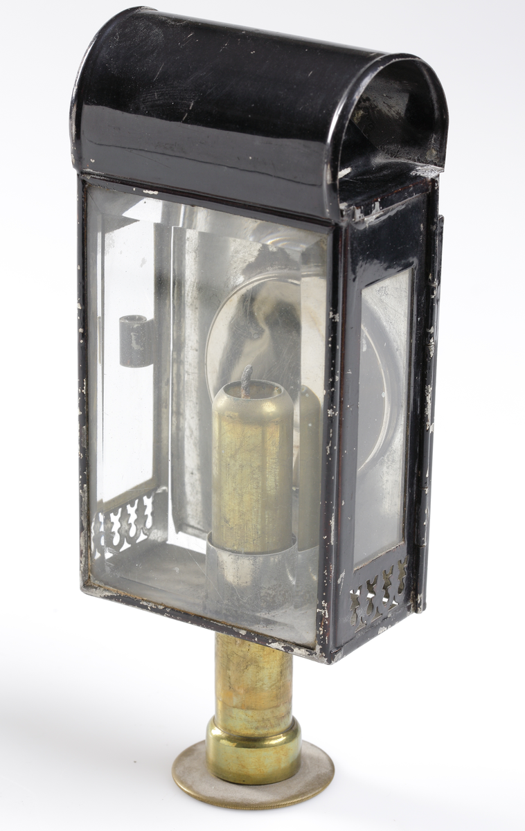 Lykta av svartlackerad bleckplåt med glas åt tre sidor (det främre slipat) och rökfång ovanpå. På insidan en rund, konkav och blank metallplatta för att reflektera ljuset, Ljushållaren avsedd för stearinljus. En mässingscylinder varit ljuset isättes underifrån, pressas upp av en spiral som sitter fäst vid cylinderns skruvbara botten.

Inskrivet i huvudkatalog 1939.