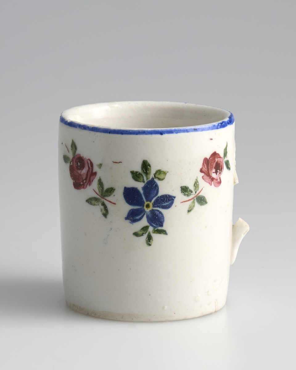 Tre tekopper brukt i lekestue på 1930-tallet.
Koppene er sylinderformet med øreformet hank festet midt på koppen. Kun kopp markert 03 har hel hank, på kopp 01 og 02 har hanken knekt av og kun festet sitter igjen.
Koppene er av hvit keramikk og er glasert blank med et påmalt motiv på framsiden. Motivet viser tre blomsterkroner med blomsterblader rundt; to roser med en blå blomst i midten. Tuppen av hanken og rundt toppen av kanten av koppen er malt blå.
På undersiden av koppene er tallet "3583" inngravert.
Koppene matcher en krukke med samme mønster.