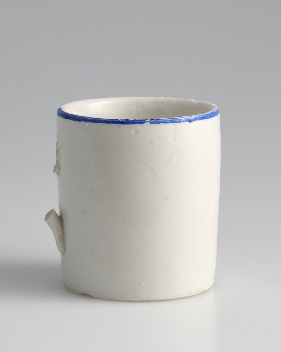 Tre tekopper brukt i lekestue på 1930-tallet.
Koppene er sylinderformet med øreformet hank festet midt på koppen. Kun kopp markert 03 har hel hank, på kopp 01 og 02 har hanken knekt av og kun festet sitter igjen.
Koppene er av hvit keramikk og er glasert blank med et påmalt motiv på framsiden. Motivet viser tre blomsterkroner med blomsterblader rundt; to roser med en blå blomst i midten. Tuppen av hanken og rundt toppen av kanten av koppen er malt blå.
På undersiden av koppene er tallet "3583" inngravert.
Koppene matcher en krukke med samme mønster.