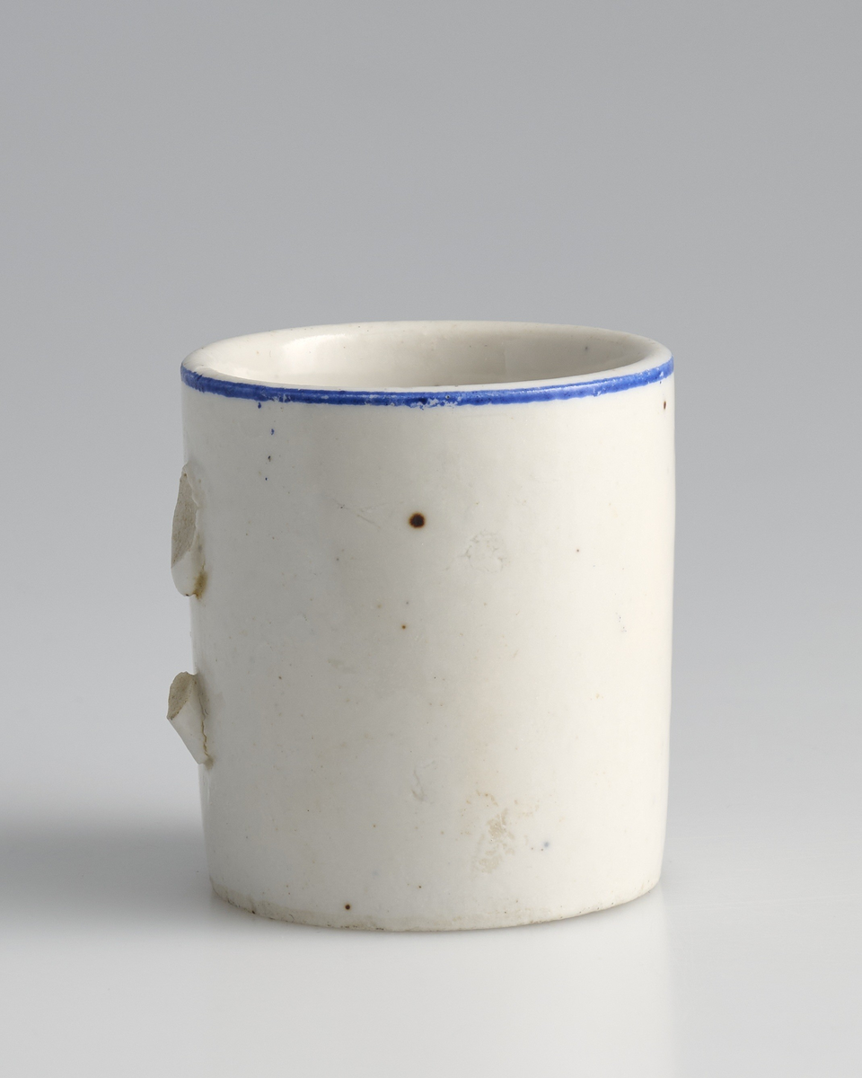 Tre tekopper brukt i lekestue på 1930-tallet.
Koppene er sylinderformet med øreformet hank festet midt på koppen. Kun kopp markert 03 har hel hank, på kopp 01 og 02 har hanken knekt av og kun festet sitter igjen.
Koppene er av hvit keramikk og er glasert blank med et påmalt motiv på framsiden. Motivet viser tre blomsterkroner med blomsterblader rundt; to roser med en blå blomst i midten. Tuppen av hanken og rundt toppen av kanten av koppen er malt blå.
På undersiden av koppene er tallet "3583" inngravert.
Koppene matcher en krukke med samme mønster.