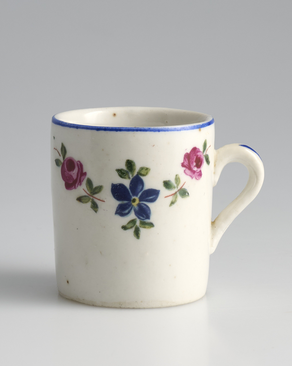 Tre tekopper brukt i lekestue på 1930-tallet.
Koppene er sylinderformet med øreformet hank festet midt på koppen. Kun kopp markert 03 har hel hank, på kopp 01 og 02 har hanken knekt av og kun festet sitter igjen.
Koppene er av hvit keramikk og er glasert blank med et påmalt motiv på framsiden. Motivet viser tre blomsterkroner med blomsterblader rundt; to roser med en blå blomst i midten. Tuppen av hanken og rundt toppen av kanten av koppen er malt blå.
På undersiden av koppene er tallet "3583" inngravert.
Koppene matcher en krukke med samme mønster.