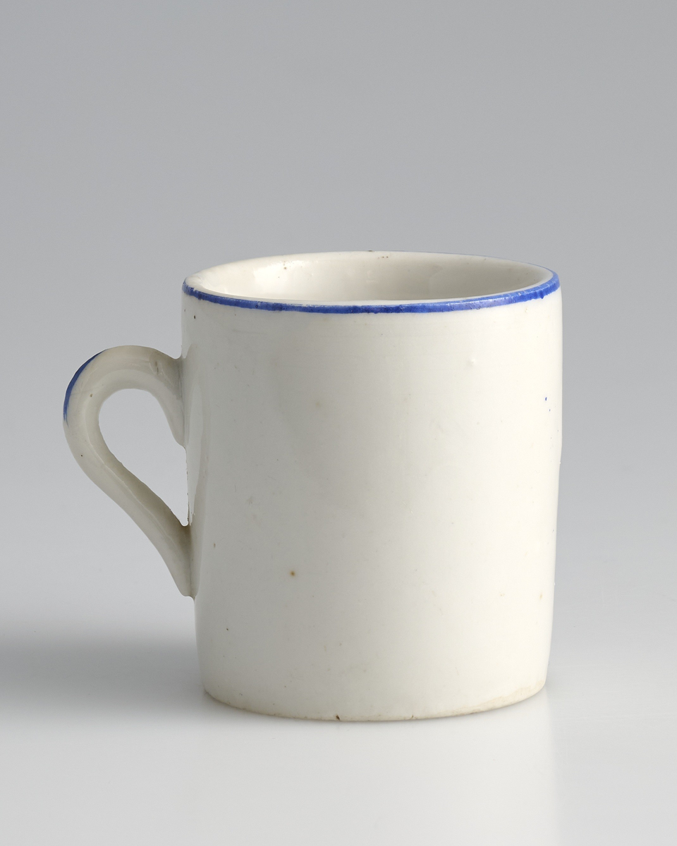 Tre tekopper brukt i lekestue på 1930-tallet.
Koppene er sylinderformet med øreformet hank festet midt på koppen. Kun kopp markert 03 har hel hank, på kopp 01 og 02 har hanken knekt av og kun festet sitter igjen.
Koppene er av hvit keramikk og er glasert blank med et påmalt motiv på framsiden. Motivet viser tre blomsterkroner med blomsterblader rundt; to roser med en blå blomst i midten. Tuppen av hanken og rundt toppen av kanten av koppen er malt blå.
På undersiden av koppene er tallet "3583" inngravert.
Koppene matcher en krukke med samme mønster.