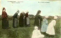 Kvinner iført tradisjonelle drakter