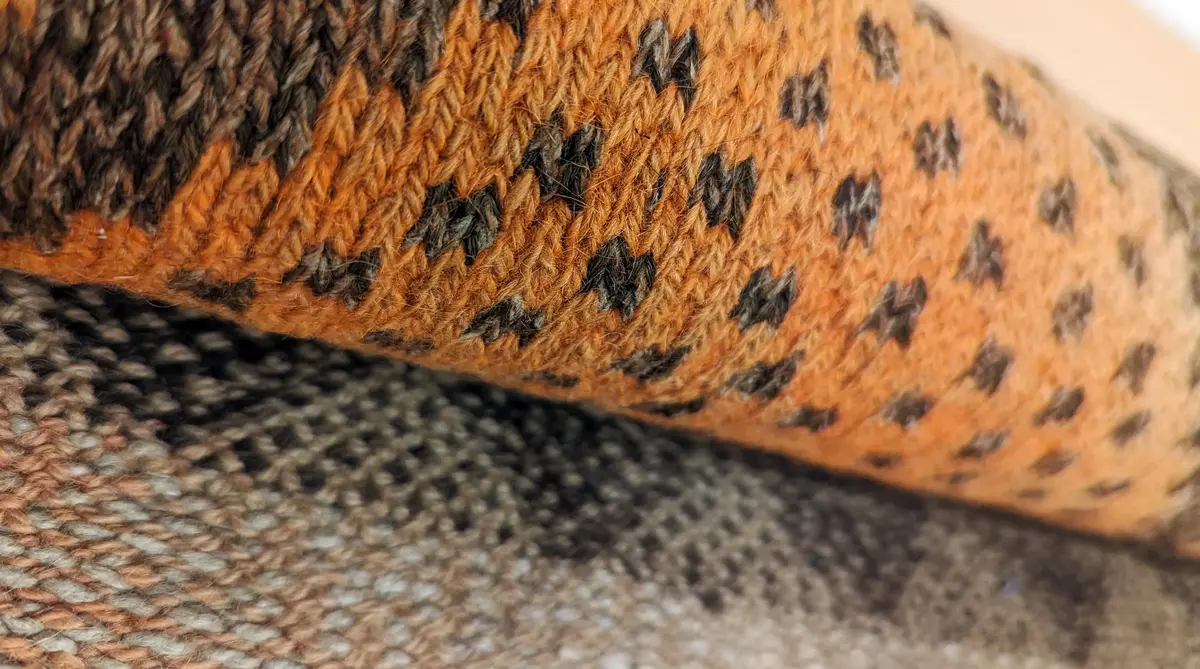 närbild på stickning gjord av Märta-Stina Abrahamsdotter, både fram och baksida.