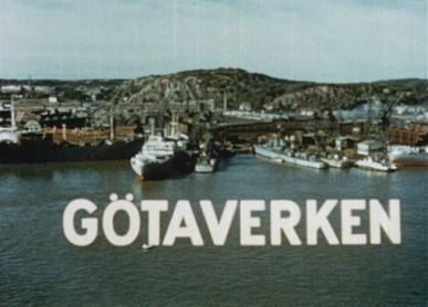 En dokumentär i färg som skildrar verksamheten vid Götaverken i Göteborg i maj 1955. Filmen ger en levande inblick i varvsarbetets vardag med fokus på plåtverkstaden, där arbetarna formar och bearbetar stora stålkonstruktioner, samt på svetsningsarbeten vid fartygsbyggen. Dokumentären avslutas med den högtidliga sjösättningen av det nybyggda norska tankfartyget JARAGUA, bygge nr 694 som levererades 1955 till A/S Kosmos i Sandefjord.