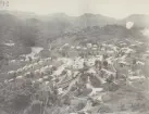 Bild med ett ovanifrånperspektiv över gruvbyn Firmeza, Jaraguá Kuba. Text baksida av foto: 