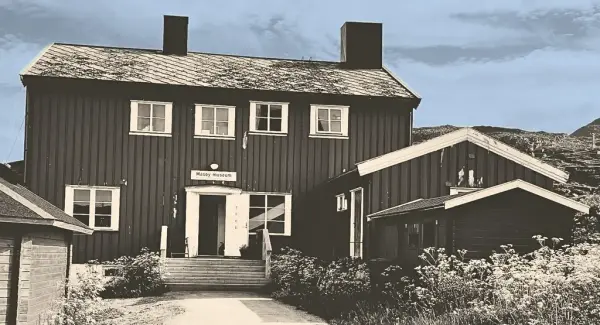 Måsøy museum forfra i sort-hvitt