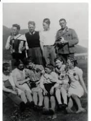 10 ungdommer stående og sittende på marka på Stonglandseidet