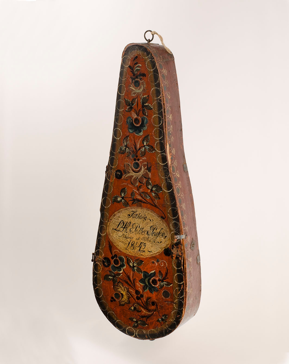 Fiollåda, troligen tillverkad och målad av Larshans Per Persson (1820-1879).

Lådans sarg i tunt svep, fästat med metallstift. Lockets två gångjärn i koppar är båda trasiga. Sarg och botten sammanfogade med träplugg. Vitmålad insida, nött. Lockets undersida rödmålad med text: "LHPPS 18 7/3 42". Stämplade vita punktcirklar på sarg och lock. Lockets ovansida med röd bottenfärg och sirlig blomster i flera färger. Målad ljus oval med texten: "Tillhörig L.H. Petter PersSon 18 7/3 42".
Underliggande tidigare blomstermåleri synligt.