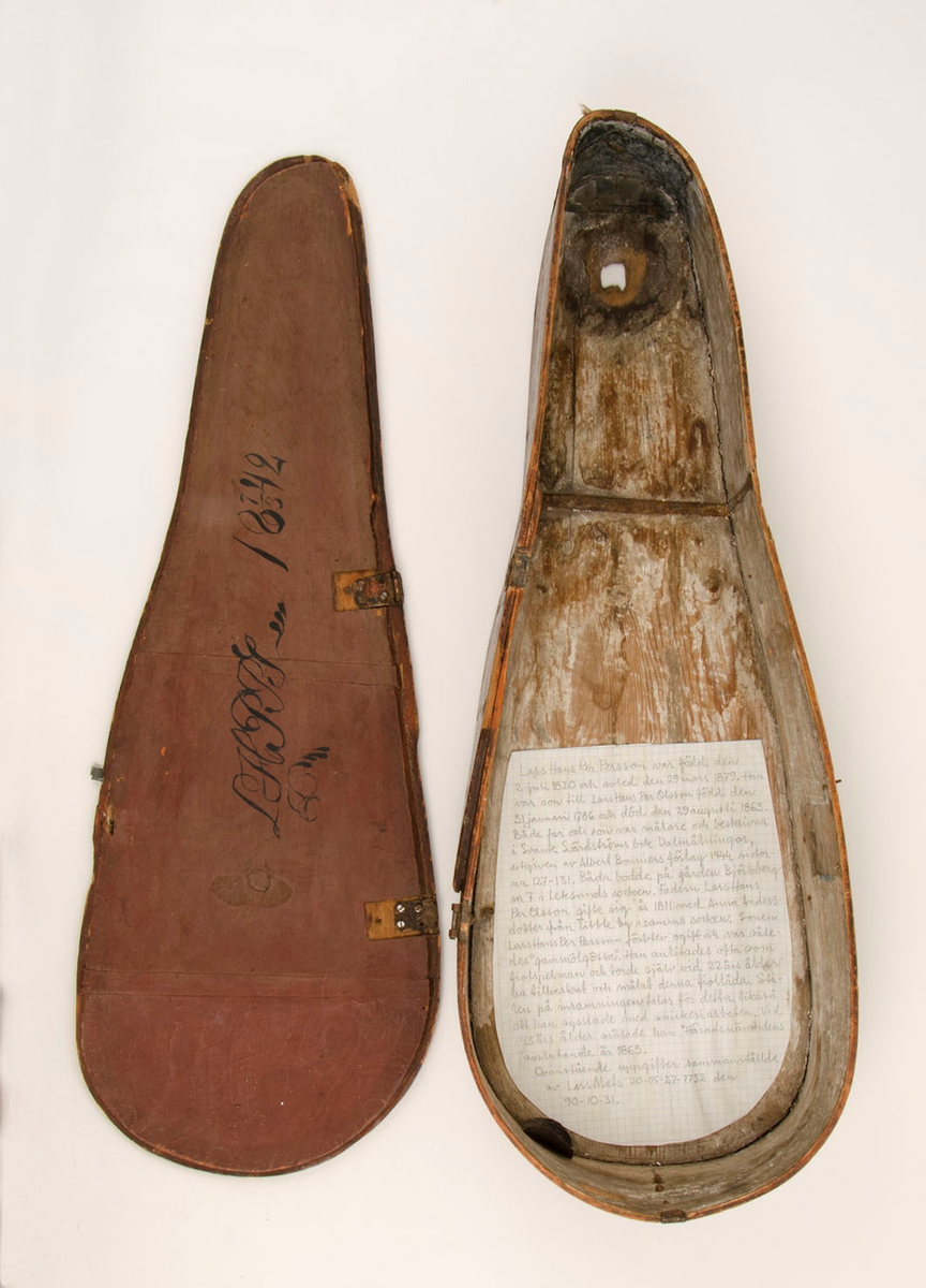 Fiollåda, troligen tillverkad och målad av Larshans Per Persson (1820-1879).

Lådans sarg i tunt svep, fästat med metallstift. Lockets två gångjärn i koppar är båda trasiga. Sarg och botten sammanfogade med träplugg. Vitmålad insida, nött. Lockets undersida rödmålad med text: "LHPPS 18 7/3 42". Stämplade vita punktcirklar på sarg och lock. Lockets ovansida med röd bottenfärg och sirlig blomster i flera färger. Målad ljus oval med texten: "Tillhörig L.H. Petter PersSon 18 7/3 42".
Underliggande tidigare blomstermåleri synligt.