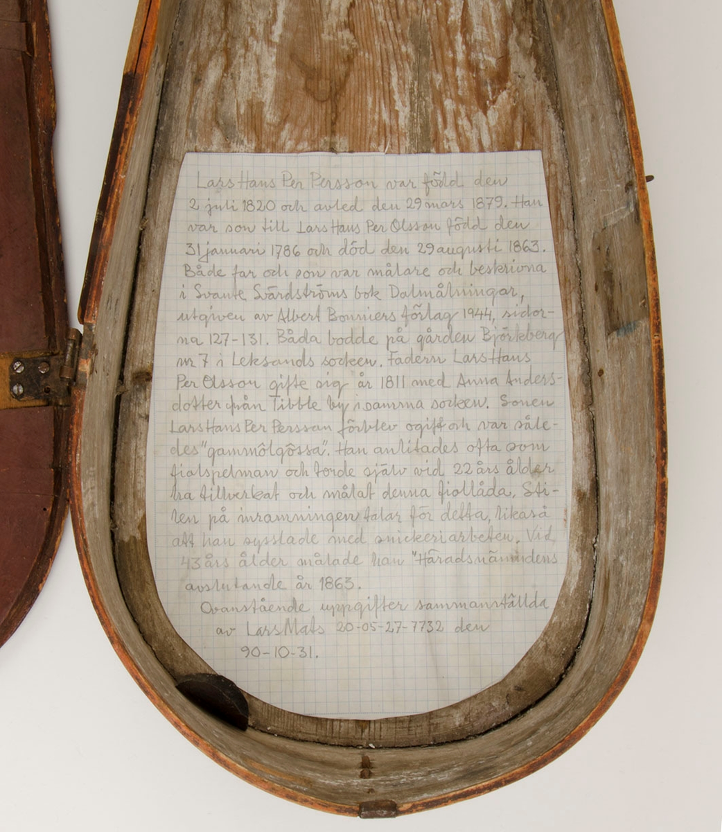 Fiollåda, troligen tillverkad och målad av Larshans Per Persson (1820-1879).

Lådans sarg i tunt svep, fästat med metallstift. Lockets två gångjärn i koppar är båda trasiga. Sarg och botten sammanfogade med träplugg. Vitmålad insida, nött. Lockets undersida rödmålad med text: "LHPPS 18 7/3 42". Stämplade vita punktcirklar på sarg och lock. Lockets ovansida med röd bottenfärg och sirlig blomster i flera färger. Målad ljus oval med texten: "Tillhörig L.H. Petter PersSon 18 7/3 42".
Underliggande tidigare blomstermåleri synligt.
