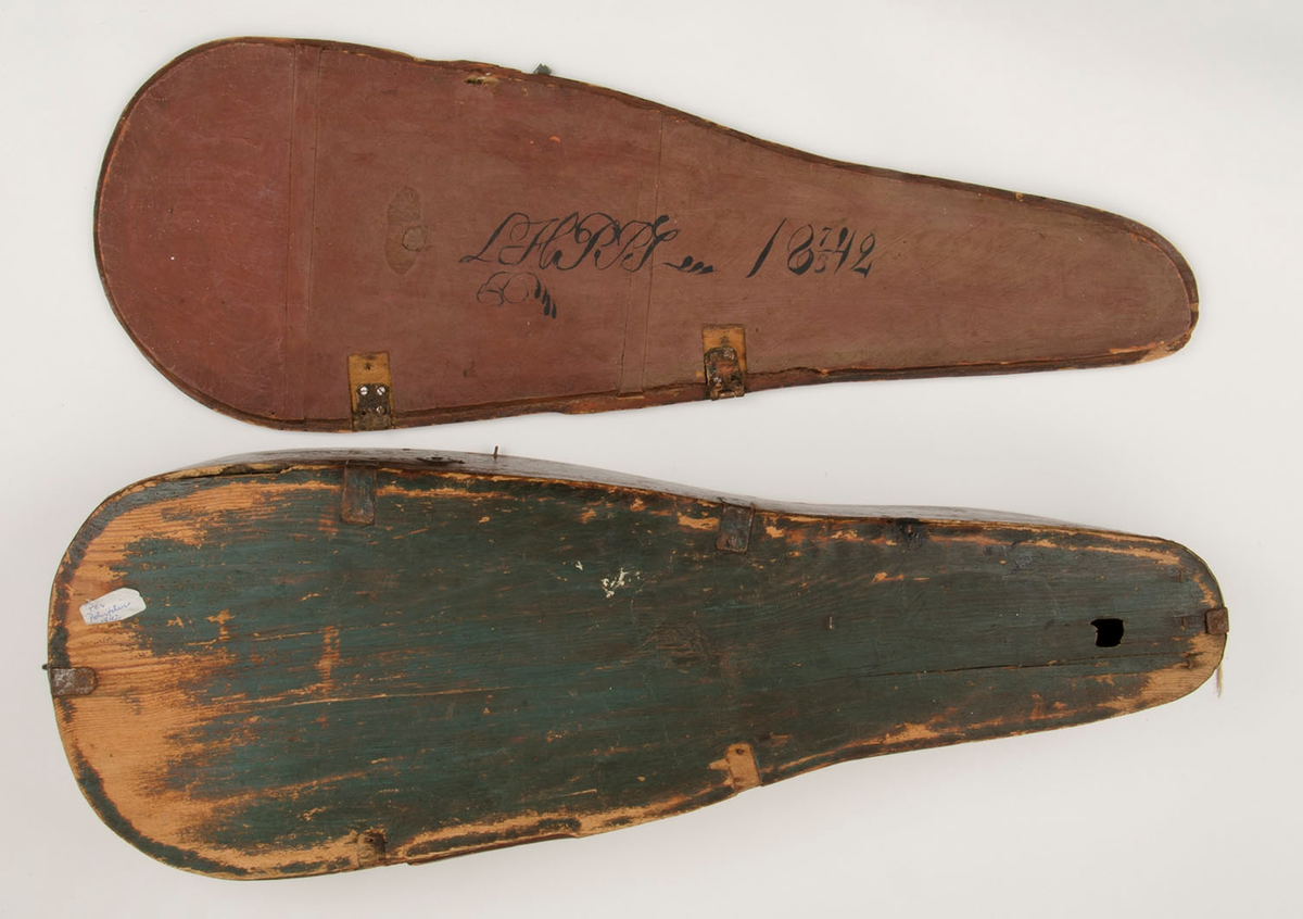 Fiollåda, troligen tillverkad och målad av Larshans Per Persson (1820-1879).

Lådans sarg i tunt svep, fästat med metallstift. Lockets två gångjärn i koppar är båda trasiga. Sarg och botten sammanfogade med träplugg. Vitmålad insida, nött. Lockets undersida rödmålad med text: "LHPPS 18 7/3 42". Stämplade vita punktcirklar på sarg och lock. Lockets ovansida med röd bottenfärg och sirlig blomster i flera färger. Målad ljus oval med texten: "Tillhörig L.H. Petter PersSon 18 7/3 42".
Underliggande tidigare blomstermåleri synligt.