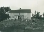 Familjen har samlats framför gården Harnäs för att fotograferas 1913.