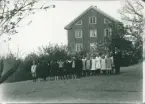 Magister K Andersson med sin klass framför Locknevi skola, 1921.