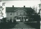Personer har samlats framför prästgården i Misterhult, 1914.