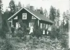 Familjen Sjö har samlats framför sin bostad i Blägda Frödinge, 1917.