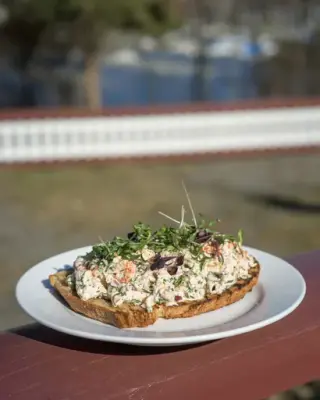 En tallerken med Skagen-sandwich på uteserveringen på Rohdeløkken kafé. 
