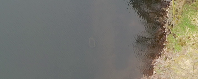 Prosjektet Nye Veier E39 – Arkeologiske registreringer ble gjennomført av Stavanger maritime museum (SMM) som en del av planarbeidet for ny E39-trasé mellom Ålgård og fylkesgrensen i Lund kommune. Formålet var å identifisere automatisk fredete kulturminner og vernede skipsfunn i ferskvann og vassdrag som kunne bli berørt av utbyggingen, i henhold til kulturminneloven § 9. Registreringene ble utført i flere etapper mellom 2019 og 2024. Feltarbeidet ble fordelt på tre hoveddeler: nord (Ålgård–Helleland), midt (Helleland–Ualand) og sør (Ualand–fylkesgrensen).

Deltakere i prosjektet var prosjektleder Arild Skjæveland Vivås, Massimiliano Ditta, Thomas Bjørkeland, Christopher Kvæstad, Harald Klinge, Pål Nymoen, Håkon Reiersen og Selma Lauvland. Det samlede feltarbeidet omfattet rundt 80 dagsverk fordelt over flere sesonger, noe som gjorde det mulig å dokumentere lokaliteter under ulike vannstander og sesongforhold.

Metodene som ble benyttet inkluderte dronebasert ortofoto og terrengmodellering (DJI Mavic 2 Pro og Mavic 3 Enterprise med RTK), kjerneprøvetaking, systematisk overflateregistrering, sjøbunnkartlegging med multistråleekkolodd (MBES), LiDAR og grønn laser, samt sidesøkende sonar. I tillegg ble det utført visuelle inspeksjoner med ROV og arbeidsdykk, og enkelte steder ble det gravd prøvestikk med vannejektor og vannsålding for å identifisere funnførende lag.

I den nordlige delen (Ålgård–Bue) ble det registrert flere kulturminner, særlig omfattende ålefiskekonstruksjoner i Kjedlandsåna (id. 265680) og et naust i Klugsvatnet (id. 319504). Større innsjøer viste preg av regulering, noe som hadde vasket ut deler av strandsonen.

I den midtre delen (Bue–Ualand) ble det dokumentert fire nye lokaliteter med båtstøanlegg (id. 319769, 304341, 320062-0, 317700) og ett fiskefangstanlegg (id. 318789). To av båtstøene var i direkte konflikt med planlagt trasé. Området omfattet to vassdragsområder, åtte hovedelver og 16 innsjøer med potensial for kulturminner.

I den sørlige delen (Ualand–fylkesgrensen) ble det i Hovsvatnet og Lundevatnet funnet store samlinger av maritime strukturer, flere automatisk fredete, samt flere båtfunn – hovedsakelig yngre enn 100 år. Øyna i Hovsvatnet utmerket seg med et uvanlig stort omfang av maritime konstruksjoner.

Registreringene viser at vassdragene i traseområdet har høy tetthet av kulturminner, særlig knyttet til ferdsel, fiske og båthåndtering. Prosjektet har bidratt med ny kunnskap om ferskvannsarkeologi i Rogaland og gir et viktig beslutningsgrunnlag for videre planlegging av E39-utbyggingen.