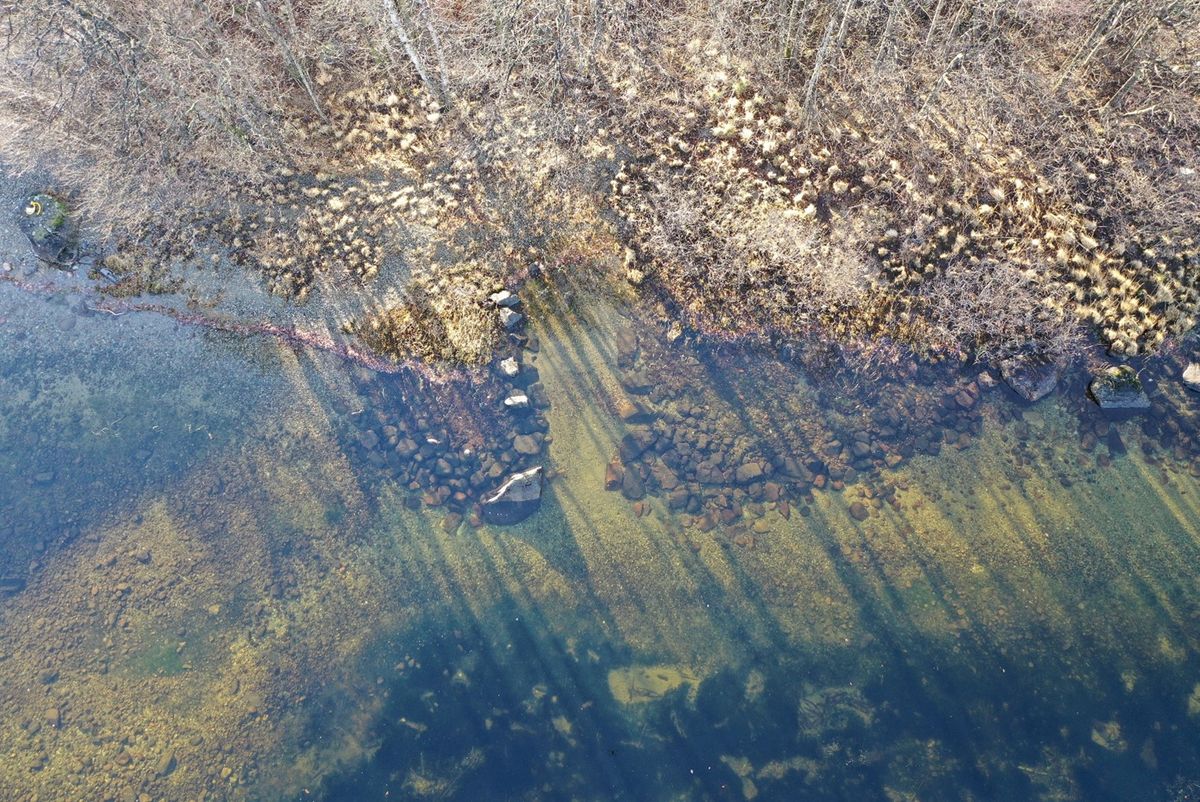 Prosjektet Nye Veier E39 – Arkeologiske registreringer ble gjennomført av Stavanger maritime museum (SMM) som en del av planarbeidet for ny E39-trasé mellom Ålgård og fylkesgrensen i Lund kommune. Formålet var å identifisere automatisk fredete kulturminner og vernede skipsfunn i ferskvann og vassdrag som kunne bli berørt av utbyggingen, i henhold til kulturminneloven § 9. Registreringene ble utført i flere etapper mellom 2019 og 2024. Feltarbeidet ble fordelt på tre hoveddeler: nord (Ålgård–Helleland), midt (Helleland–Ualand) og sør (Ualand–fylkesgrensen).

Deltakere i prosjektet var prosjektleder Arild Skjæveland Vivås, Massimiliano Ditta, Thomas Bjørkeland, Christopher Kvæstad, Harald Klinge, Pål Nymoen, Håkon Reiersen og Selma Lauvland. Det samlede feltarbeidet omfattet rundt 80 dagsverk fordelt over flere sesonger, noe som gjorde det mulig å dokumentere lokaliteter under ulike vannstander og sesongforhold.

Metodene som ble benyttet inkluderte dronebasert ortofoto og terrengmodellering (DJI Mavic 2 Pro og Mavic 3 Enterprise med RTK), kjerneprøvetaking, systematisk overflateregistrering, sjøbunnkartlegging med multistråleekkolodd (MBES), LiDAR og grønn laser, samt sidesøkende sonar. I tillegg ble det utført visuelle inspeksjoner med ROV og arbeidsdykk, og enkelte steder ble det gravd prøvestikk med vannejektor og vannsålding for å identifisere funnførende lag.

I den nordlige delen (Ålgård–Bue) ble det registrert flere kulturminner, særlig omfattende ålefiskekonstruksjoner i Kjedlandsåna (id. 265680) og et naust i Klugsvatnet (id. 319504). Større innsjøer viste preg av regulering, noe som hadde vasket ut deler av strandsonen.

I den midtre delen (Bue–Ualand) ble det dokumentert fire nye lokaliteter med båtstøanlegg (id. 319769, 304341, 320062-0, 317700) og ett fiskefangstanlegg (id. 318789). To av båtstøene var i direkte konflikt med planlagt trasé. Området omfattet to vassdragsområder, åtte hovedelver og 16 innsjøer med potensial for kulturminner.

I den sørlige delen (Ualand–fylkesgrensen) ble det i Hovsvatnet og Lundevatnet funnet store samlinger av maritime strukturer, flere automatisk fredete, samt flere båtfunn – hovedsakelig yngre enn 100 år. Øyna i Hovsvatnet utmerket seg med et uvanlig stort omfang av maritime konstruksjoner.

Registreringene viser at vassdragene i traseområdet har høy tetthet av kulturminner, særlig knyttet til ferdsel, fiske og båthåndtering. Prosjektet har bidratt med ny kunnskap om ferskvannsarkeologi i Rogaland og gir et viktig beslutningsgrunnlag for videre planlegging av E39-utbyggingen.