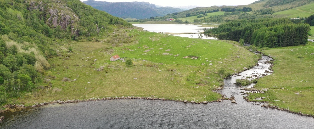 Prosjektet Nye Veier E39 – Arkeologiske registreringer ble gjennomført av Stavanger maritime museum (SMM) som en del av planarbeidet for ny E39-trasé mellom Ålgård og fylkesgrensen i Lund kommune. Formålet var å identifisere automatisk fredete kulturminner og vernede skipsfunn i ferskvann og vassdrag som kunne bli berørt av utbyggingen, i henhold til kulturminneloven § 9. Registreringene ble utført i flere etapper mellom 2019 og 2024. Feltarbeidet ble fordelt på tre hoveddeler: nord (Ålgård–Helleland), midt (Helleland–Ualand) og sør (Ualand–fylkesgrensen).

Deltakere i prosjektet var prosjektleder Arild Skjæveland Vivås, Massimiliano Ditta, Thomas Bjørkeland, Christopher Kvæstad, Harald Klinge, Pål Nymoen, Håkon Reiersen og Selma Lauvland. Det samlede feltarbeidet omfattet rundt 80 dagsverk fordelt over flere sesonger, noe som gjorde det mulig å dokumentere lokaliteter under ulike vannstander og sesongforhold.

Metodene som ble benyttet inkluderte dronebasert ortofoto og terrengmodellering (DJI Mavic 2 Pro og Mavic 3 Enterprise med RTK), kjerneprøvetaking, systematisk overflateregistrering, sjøbunnkartlegging med multistråleekkolodd (MBES), LiDAR og grønn laser, samt sidesøkende sonar. I tillegg ble det utført visuelle inspeksjoner med ROV og arbeidsdykk, og enkelte steder ble det gravd prøvestikk med vannejektor og vannsålding for å identifisere funnførende lag.

I den nordlige delen (Ålgård–Bue) ble det registrert flere kulturminner, særlig omfattende ålefiskekonstruksjoner i Kjedlandsåna (id. 265680) og et naust i Klugsvatnet (id. 319504). Større innsjøer viste preg av regulering, noe som hadde vasket ut deler av strandsonen.

I den midtre delen (Bue–Ualand) ble det dokumentert fire nye lokaliteter med båtstøanlegg (id. 319769, 304341, 320062-0, 317700) og ett fiskefangstanlegg (id. 318789). To av båtstøene var i direkte konflikt med planlagt trasé. Området omfattet to vassdragsområder, åtte hovedelver og 16 innsjøer med potensial for kulturminner.

I den sørlige delen (Ualand–fylkesgrensen) ble det i Hovsvatnet og Lundevatnet funnet store samlinger av maritime strukturer, flere automatisk fredete, samt flere båtfunn – hovedsakelig yngre enn 100 år. Øyna i Hovsvatnet utmerket seg med et uvanlig stort omfang av maritime konstruksjoner.

Registreringene viser at vassdragene i traseområdet har høy tetthet av kulturminner, særlig knyttet til ferdsel, fiske og båthåndtering. Prosjektet har bidratt med ny kunnskap om ferskvannsarkeologi i Rogaland og gir et viktig beslutningsgrunnlag for videre planlegging av E39-utbyggingen.