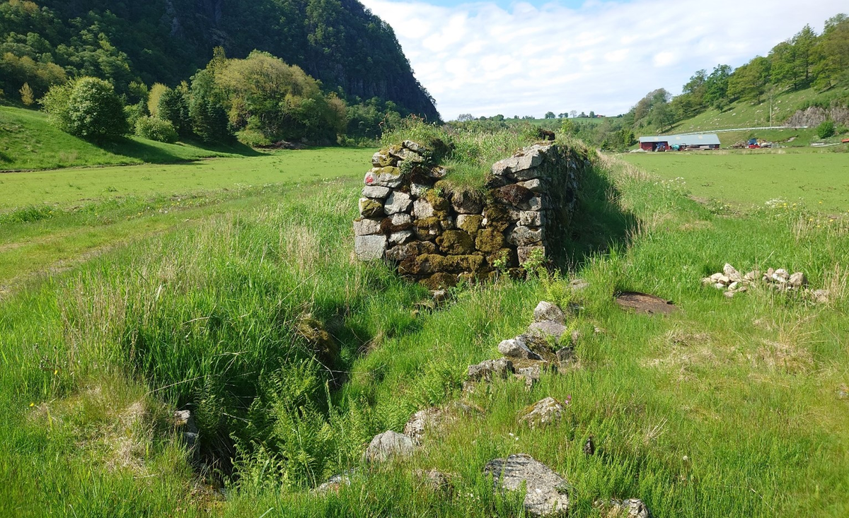 Prosjektet Nye Veier E39 – Arkeologiske registreringer ble gjennomført av Stavanger maritime museum (SMM) som en del av planarbeidet for ny E39-trasé mellom Ålgård og fylkesgrensen i Lund kommune. Formålet var å identifisere automatisk fredete kulturminner og vernede skipsfunn i ferskvann og vassdrag som kunne bli berørt av utbyggingen, i henhold til kulturminneloven § 9. Registreringene ble utført i flere etapper mellom 2019 og 2024. Feltarbeidet ble fordelt på tre hoveddeler: nord (Ålgård–Helleland), midt (Helleland–Ualand) og sør (Ualand–fylkesgrensen).

Deltakere i prosjektet var prosjektleder Arild Skjæveland Vivås, Massimiliano Ditta, Thomas Bjørkeland, Christopher Kvæstad, Harald Klinge, Pål Nymoen, Håkon Reiersen og Selma Lauvland. Det samlede feltarbeidet omfattet rundt 80 dagsverk fordelt over flere sesonger, noe som gjorde det mulig å dokumentere lokaliteter under ulike vannstander og sesongforhold.

Metodene som ble benyttet inkluderte dronebasert ortofoto og terrengmodellering (DJI Mavic 2 Pro og Mavic 3 Enterprise med RTK), kjerneprøvetaking, systematisk overflateregistrering, sjøbunnkartlegging med multistråleekkolodd (MBES), LiDAR og grønn laser, samt sidesøkende sonar. I tillegg ble det utført visuelle inspeksjoner med ROV og arbeidsdykk, og enkelte steder ble det gravd prøvestikk med vannejektor og vannsålding for å identifisere funnførende lag.

I den nordlige delen (Ålgård–Bue) ble det registrert flere kulturminner, særlig omfattende ålefiskekonstruksjoner i Kjedlandsåna (id. 265680) og et naust i Klugsvatnet (id. 319504). Større innsjøer viste preg av regulering, noe som hadde vasket ut deler av strandsonen.

I den midtre delen (Bue–Ualand) ble det dokumentert fire nye lokaliteter med båtstøanlegg (id. 319769, 304341, 320062-0, 317700) og ett fiskefangstanlegg (id. 318789). To av båtstøene var i direkte konflikt med planlagt trasé. Området omfattet to vassdragsområder, åtte hovedelver og 16 innsjøer med potensial for kulturminner.

I den sørlige delen (Ualand–fylkesgrensen) ble det i Hovsvatnet og Lundevatnet funnet store samlinger av maritime strukturer, flere automatisk fredete, samt flere båtfunn – hovedsakelig yngre enn 100 år. Øyna i Hovsvatnet utmerket seg med et uvanlig stort omfang av maritime konstruksjoner.

Registreringene viser at vassdragene i traseområdet har høy tetthet av kulturminner, særlig knyttet til ferdsel, fiske og båthåndtering. Prosjektet har bidratt med ny kunnskap om ferskvannsarkeologi i Rogaland og gir et viktig beslutningsgrunnlag for videre planlegging av E39-utbyggingen.