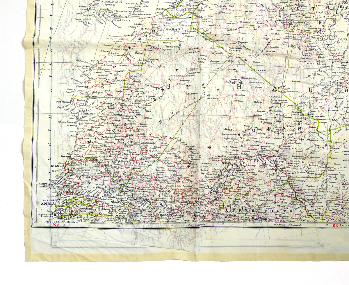 Flyktkarta/halsduk av siden med tryck på både fram och baksida. Kartan visar Nordafrika, Marocko, Tunisien . Algeriet, Italien och Lybien och Rio de Oro. Skala 1: 6,000,000. Trycket är mycket detaljrikt och visar samhällen, vägar och gränser. Kartdetaljer i svart, vägar i rött och internationella gränser i grönt,