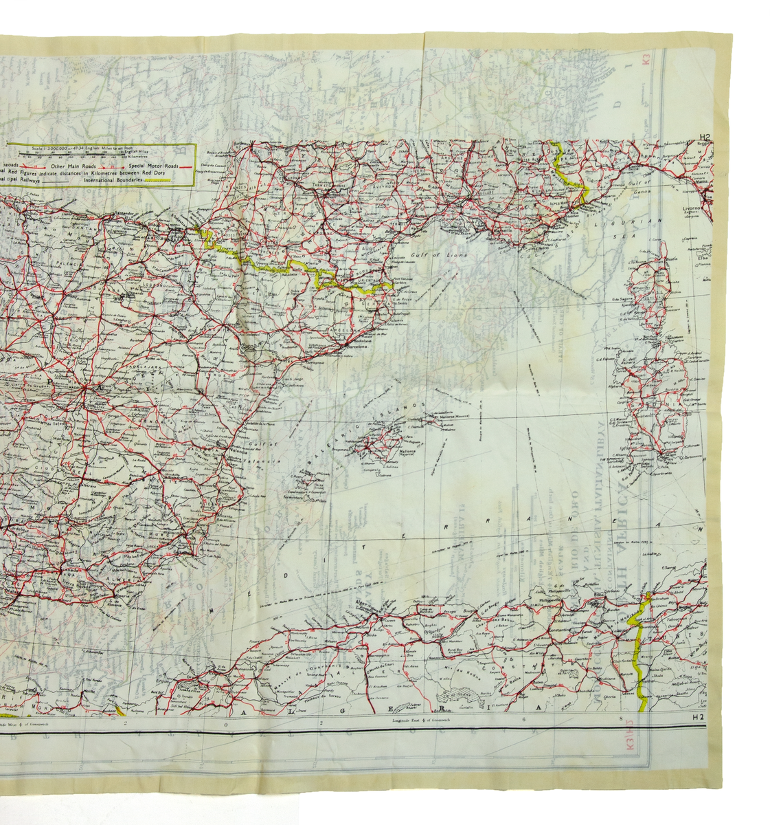 Flyktkarta/halsduk av siden med tryck på både fram och baksida. Kartan visar Nordafrika, Marocko, Tunisien . Algeriet, Italien och Lybien och Rio de Oro. Skala 1: 6,000,000. Trycket är mycket detaljrikt och visar samhällen, vägar och gränser. Kartdetaljer i svart, vägar i rött och internationella gränser i grönt,