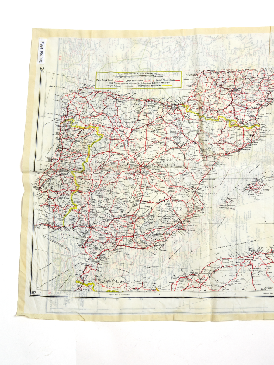 Flyktkarta/halsduk av siden med tryck på både fram och baksida. Kartan visar Nordafrika, Marocko, Tunisien . Algeriet, Italien och Lybien och Rio de Oro. Skala 1: 6,000,000. Trycket är mycket detaljrikt och visar samhällen, vägar och gränser. Kartdetaljer i svart, vägar i rött och internationella gränser i grönt,