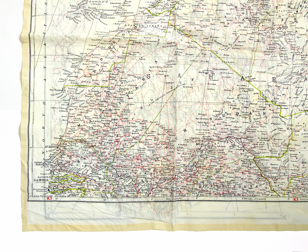 Flyktkarta/halsduk av siden med tryck på både fram och baksida. Kartan visar Nordafrika, Marocko, Tunisien . Algeriet, Italien och Lybien och Rio de Oro. Skala 1: 6,000,000. Trycket är mycket detaljrikt och visar samhällen, vägar och gränser. Kartdetaljer i svart, vägar i rött och internationella gränser i grönt,
