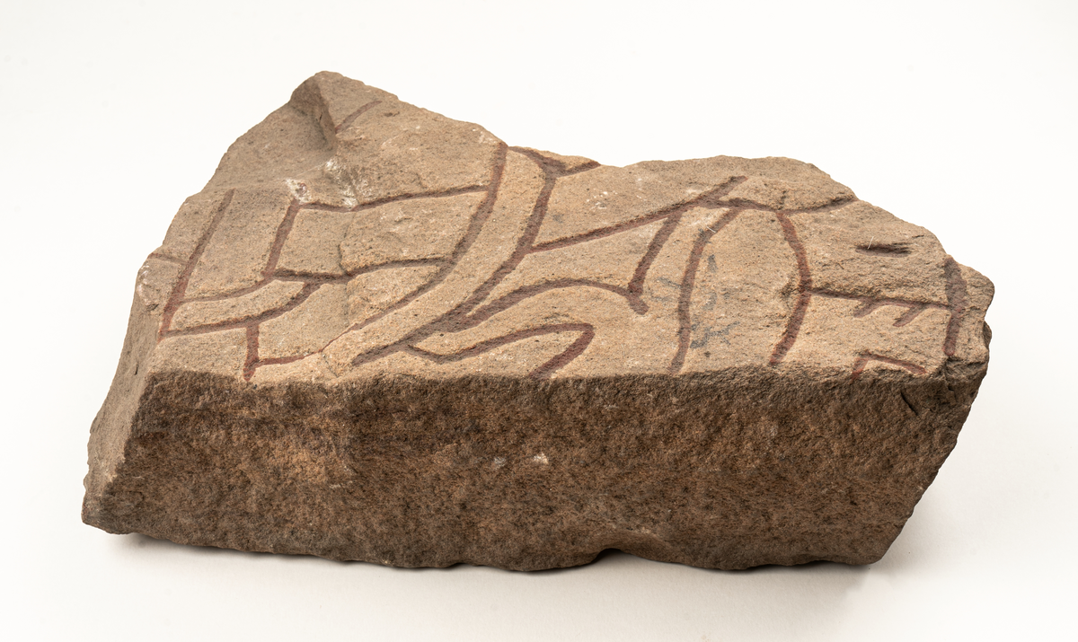 Fragment av runsten av sandsten. Tillhör troligtvis runsten Gs 18 från Hille socken, del A.
Runristning … ' os…
Ristad av Åsmund Kåresson i mitten av 1000-talet.