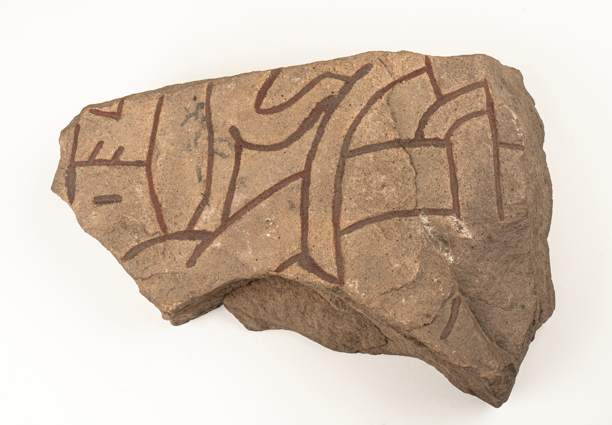 Fragment av runsten av sandsten. Tillhör troligtvis runsten Gs 18 från Hille socken, del A.
Runristning … ' os…
Ristad av Åsmund Kåresson i mitten av 1000-talet.