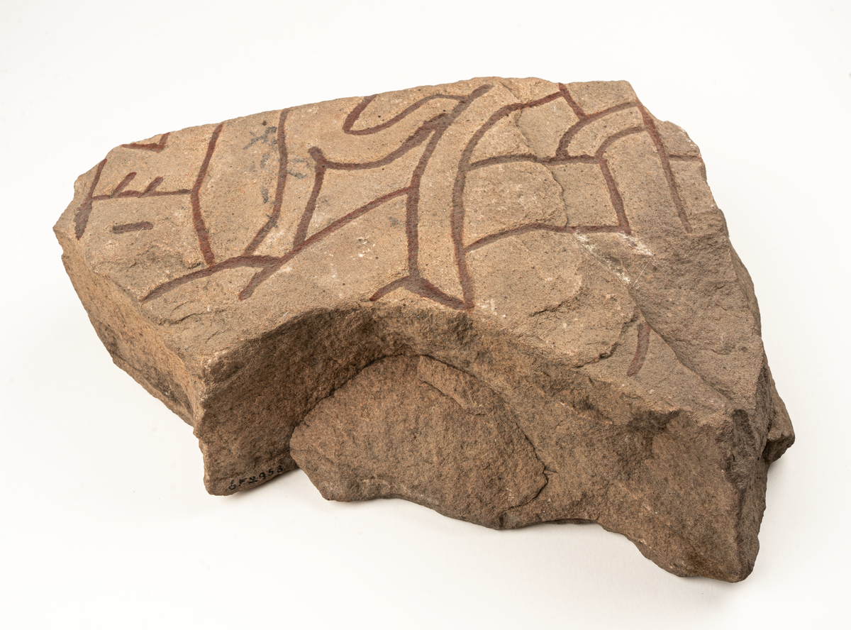 Fragment av runsten av sandsten. Tillhör troligtvis runsten Gs 18 från Hille socken, del A.
Runristning … ' os…
Ristad av Åsmund Kåresson i mitten av 1000-talet.