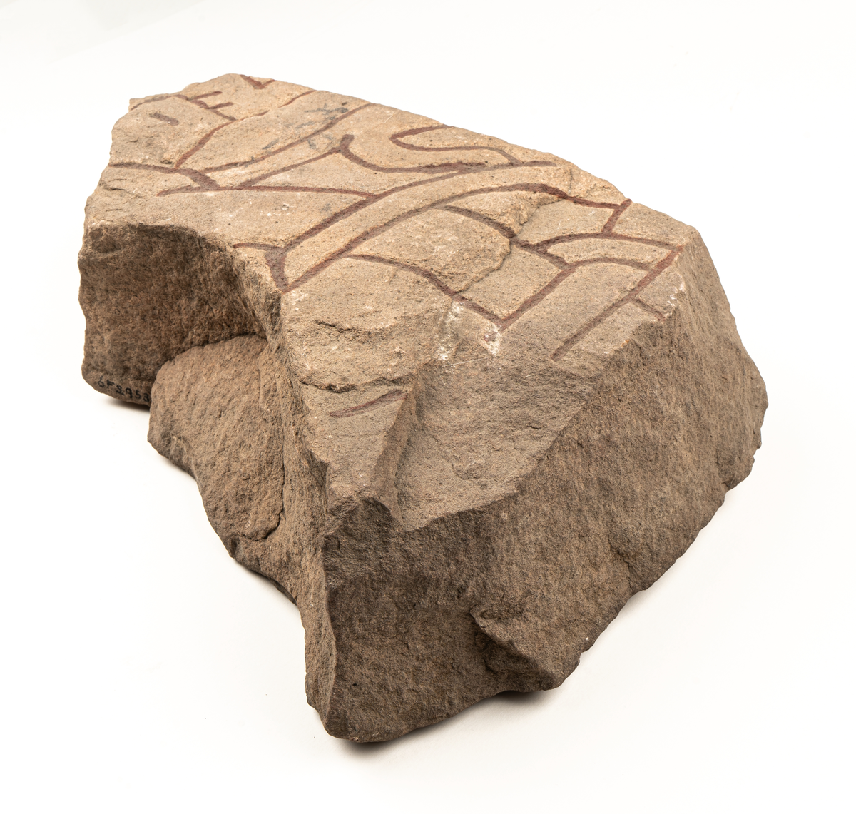 Fragment av runsten av sandsten. Tillhör troligtvis runsten Gs 18 från Hille socken, del A.
Runristning … ' os…
Ristad av Åsmund Kåresson i mitten av 1000-talet.