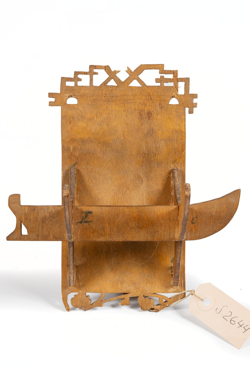 Flaskskepp, fyrmastad bark. Tillhörande ställning av trä.