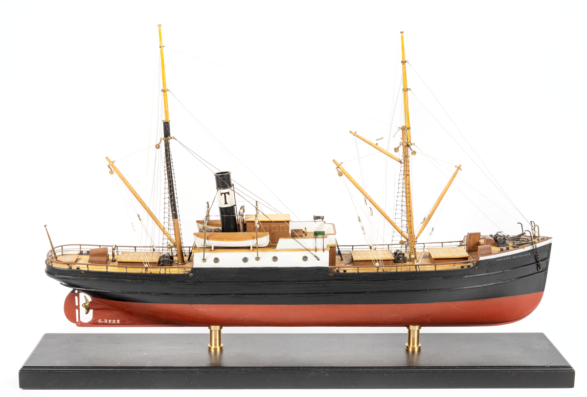 Fartygsmodell. Ångfartyget "CORFITZ BECK-FRIIS," Hel, i block av trä, fullt utrustad. Två master, tre lastbommar, en gaffel. Vitt skorstensbälte med svart T. Midskeppsbyggnad med runda vita sidor, öppen brygga, svart sida, röd botten.
