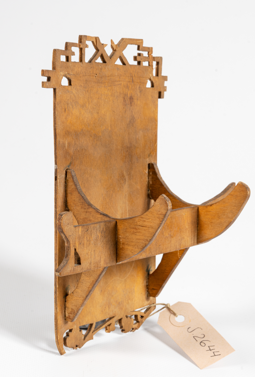 Flaskskepp, fyrmastad bark. Tillhörande ställning av trä.