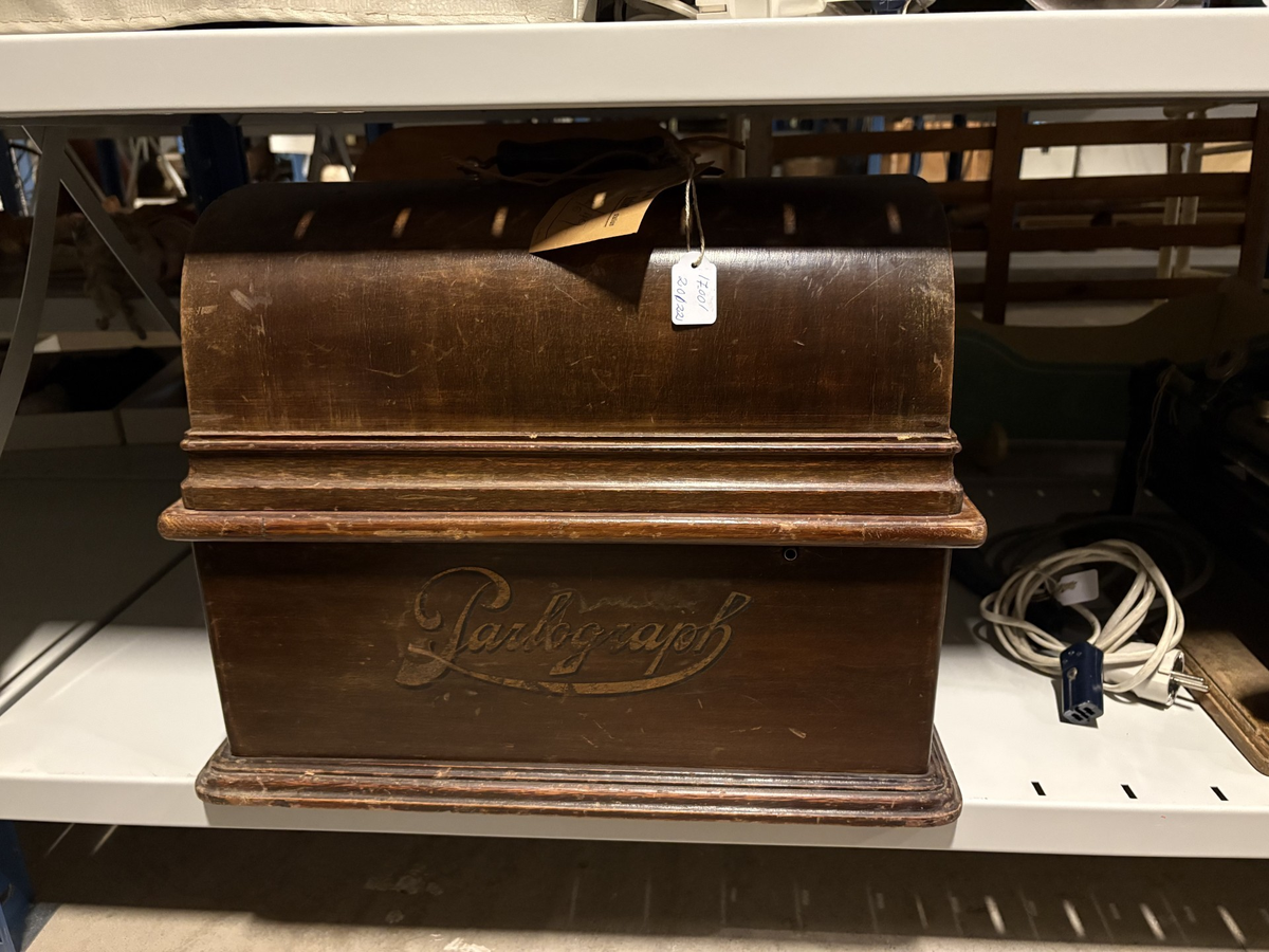 Diktafon med vaxrulle, driven med elektrisk motor. För bevarande av ljudmaterial.