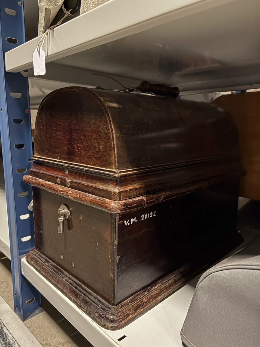 Diktafon med vaxrulle, driven med elektrisk motor. För bevarande av ljudmaterial.