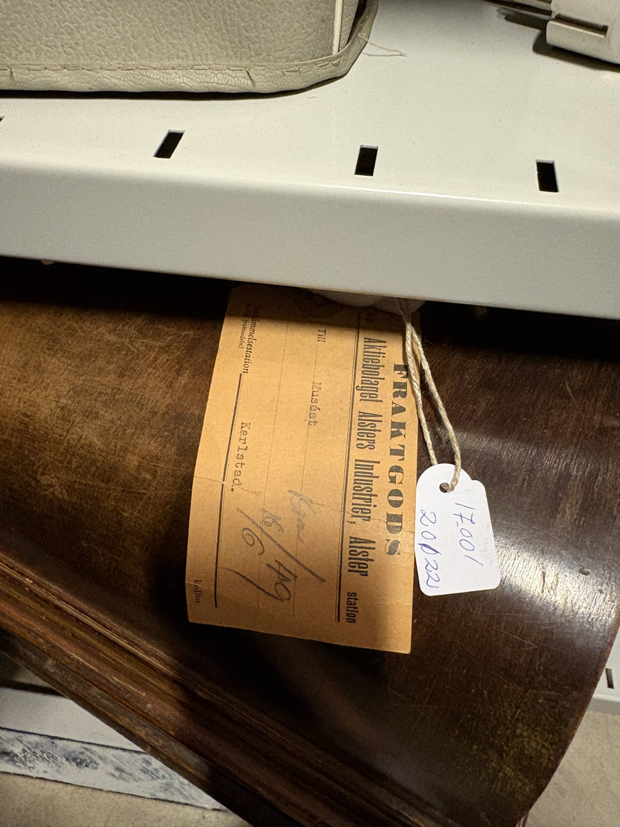 Diktafon med vaxrulle, driven med elektrisk motor. För bevarande av ljudmaterial.