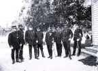 Foto av regementsstaben. Text i album: Fr v Brehmer, Fineman, Reuterskiöld, Moberg, Schenström, Malmberg, von Schoultz och Säfvenberg.