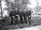 Foto av en grupp underlöjtnanter. Text i album: Fr v. Sundberg, Söderhielm, Schöning, Swedlund och Nygren.