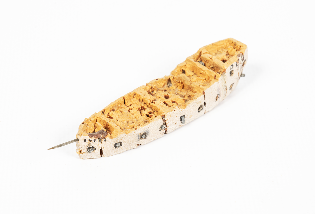 Miniatyrmodell av örlogsfartyget STJERNAN. Ej färdigbyggd.
Utan master men med bogspröt. Nål som flaggspel.
Föreställer troligen fartyget som vrak eller sjunket fartyg.