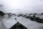 Foto över ett snötäckt Storlien med byggnader. Text i album: 