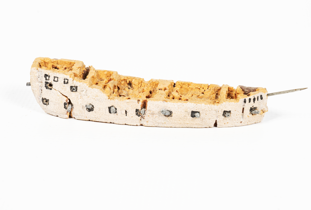 Miniatyrmodell av örlogsfartyget STJERNAN. Ej färdigbyggd.
Utan master men med bogspröt. Nål som flaggspel.
Föreställer troligen fartyget som vrak eller sjunket fartyg.