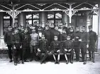 Foto av en grupp officerare som står framför en byggnad. Text i album: 