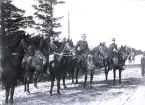 Foto av en grupp militärer till häst som är ute på fältövning. Text i album: 