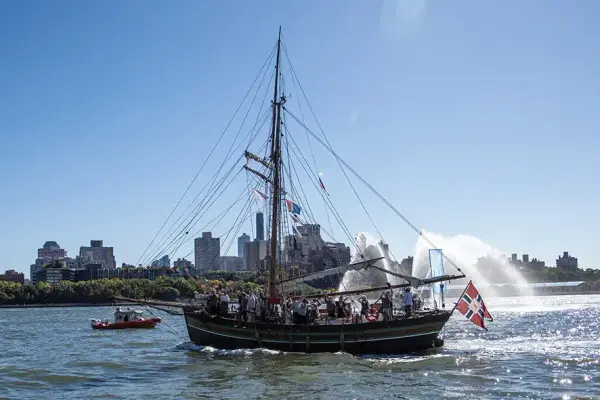 En seilskute, sluppen Restauration, med norsk flagg. 